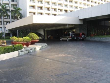 Sofitel Philippines Plaza  - Driveway